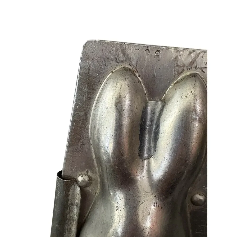 Antique Vintage Easter BUNNY RABBIT SITTING ON HIND LEGS Chocolate Mold. #286
